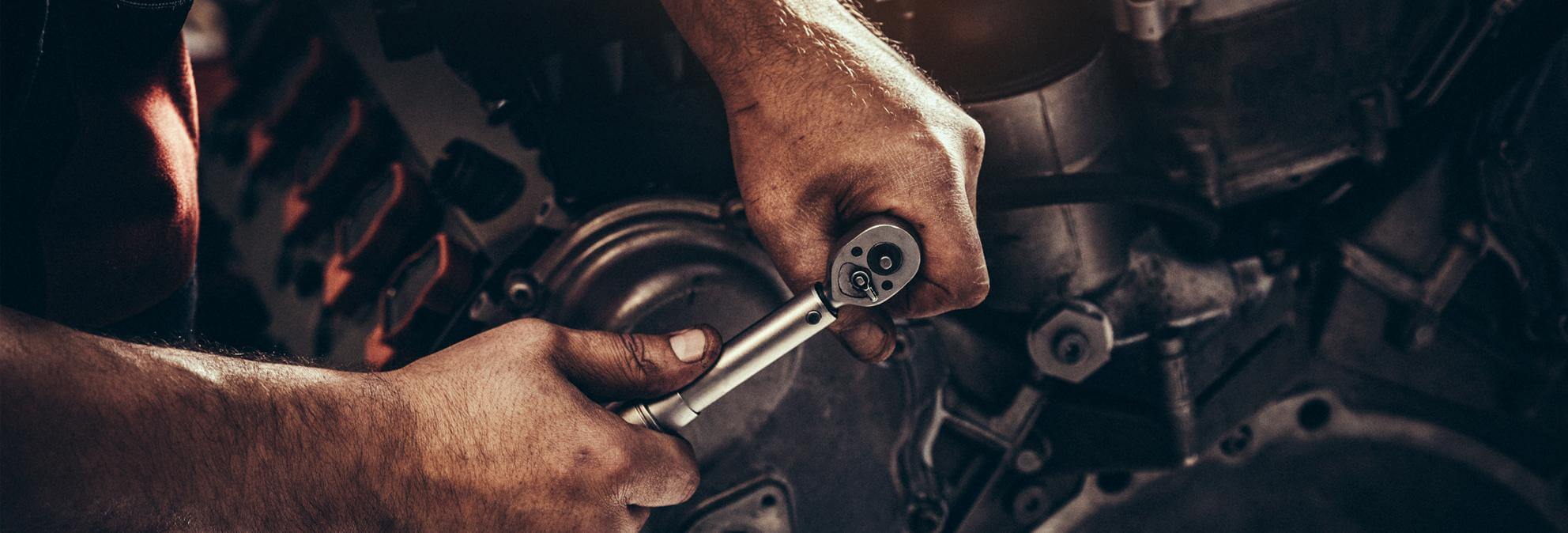 Mechanik naprawiający samochód w warsztacie samochodowym